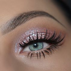 Clear Glitter Eyeshadow, Whisky Eyelashes, Light Pink Eyeshadow Looks With Glitter, Light Pink Glitter Eye Makeup, Prom Makeup Light Pink, Light Pink Makeup Looks Prom, Light Pink Glitter Makeup, Light Glitter Eye Makeup, Light Pink Prom Makeup