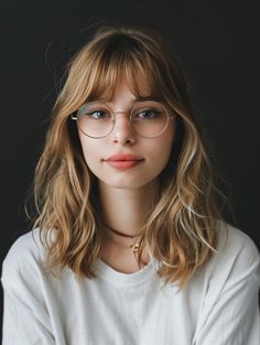 Bangs can transform your look and draw attention to your eyes, enhancing the impact of your glasses. When paired with medium length hair, they offer a youthful yet sophisticated style suitable for both casual and formal settings. Medium Length Haircut With Layers Bangs, Hairstyles For Women With Glasses, Playful Hairstyles, Women With Glasses, Short Hair Glasses, Bangs And Glasses, Trendy Bob, Bob Pixie, Hair Color Caramel