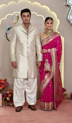 Alia And Ranbir Kapoor Wedding, Ranbir Kapoor Indian Wear, Alia Bhatt Wedding Saree, Reception Outfits For Bride And Groom, Couple Twinning Outfits Indian, Alia Ranbir Wedding, Engagement Outfits Indian Couple, Alia Bhatt Indian Wear, Engagement Outfits Indian