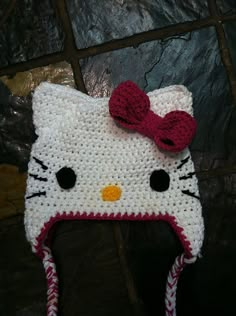 a crocheted hello kitty hat with a bow