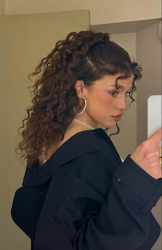 Long Curly Hair In Ponytail, Hair Inspo Headband, Curly Hairstyles Curly Hair, Short Curly Hair Straightened Hairstyles, Curly Night Out Hairstyles, Hairstyles On Curly Hair Natural Curls, Brown Curly Hair Hairstyles, Closed Hairstyles For Curly Hair, Curly Hair Scrunchie