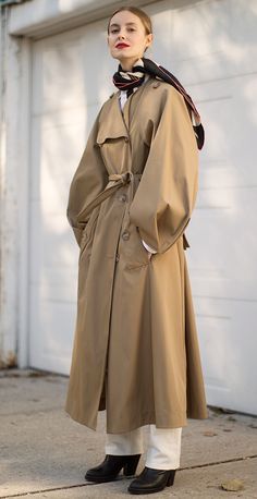 Chic Cyndle Mantel Outfit, Minimalist Moda, Fashion Vest, Trench Coat Outfit, Beige Outfit, Coat Outfit, Blue Forest, Dress For Summer, Looks Street Style