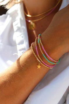 Seed Bead Bracelets With Charms, Tiny Seed Bead Bracelets, Beaded Bracelet With Charm, How To Make Seed Bead Bracelets, Summer Bracelets Beads, Homemade Bracelets With Beads, Homemade Beaded Bracelets, Summer Beaded Bracelets, Trendy Beaded Bracelets