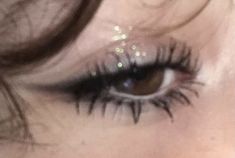 Jewelry To Wear To A Wedding, Y2k Makeup Eyeliner, Sparkly Makeup Aesthetic, Stargirl Makeup Aesthetic, Grunge Graduation Outfit, Pretty Grunge Makeup, Dreamy Eye Makeup, Makeup Inspo For Prom, Stargirl Hairstyle