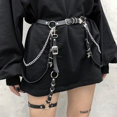 Item Type: Belt Gender: Women Material: PU Leather, Metal Lenght: 105 cm / 41.34 inch Package Includes: 1 x Belt Girl Hiphop, Chain Garter, Harness Outfit, Harness Fashion, Harajuku Punk, 일본 패션, Hearts Girl, Leg Belt, Punk Girl