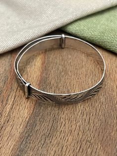 Measurement: 13 cm   Metal Purity: 925 Markings: 925 Weight: 5 Grams Fine Jewelry Bracelets, Antique Victorian, Bangle Bracelet, Jewellery And Watches, Bangle Bracelets, 925 Silver, United Kingdom, Etsy Accessories, Fine Jewelry