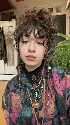 Boho Rockstar Outfit, Hippi Eye Makeup, Hippy Make Up Ideas, Hippie Hair Jewelry, Boho Grunge Makeup, Short Hairstyles With Accessories, Hippy Hair Styles, Whimsigoth Makeup Aesthetic, Spiritual Makeup Aesthetic