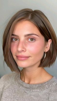 Coupe au carré Bobs For Square Faces Over 40, Bob Square Face, Short Hair For Square Face, Short Hair Square Face, Short Pixie Bobs, Square Face Short Hair, Haircuts For Square Faces, French Bobs, Hairstyles For Square Faces