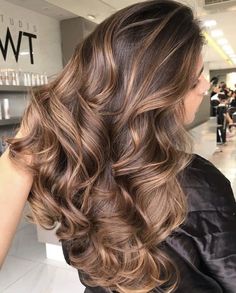 Highlights And Balayage Brunettes, Mocha Beige Balayage, Jessica Alba Hair Color Honey, Milk Brown Balayage, Hazelnut Highlights On Brown Hair, Caramel Balayage With Money Piece, Honey Caramel Highlights, Brown Bayalage Hair, Balayage Hair Caramel