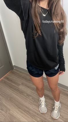 Cute Runners Outfits, Gym Black Outfit, Running Outfit Leggings, Black Running Outfit, Track Workout Outfits, Fall Running Outfit For Women, Running Outfits For Women Cold, Womens Running Outfits, Running Fits Aesthetic