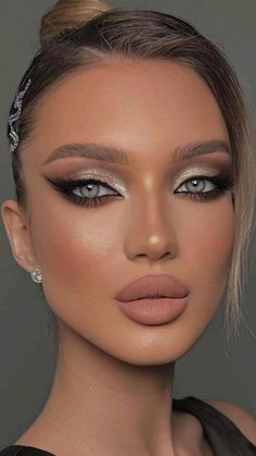 2023 Trendy Makeup, Cochella Makeup Looks, Trendy Makeup 2023, Silver Dress Makeup Look, Makeup For Silver Dress, White Eye Makeup, Evening Eye Makeup, Silver Eye Makeup, Silver Makeup