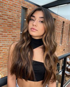 Morena iluminada honey Hair Color For Morena, Light Brunette Hair, Blonde Hair Goals, Balayage Hair Caramel, Hair Contouring, How To Curl Short Hair, Hair Upstyles