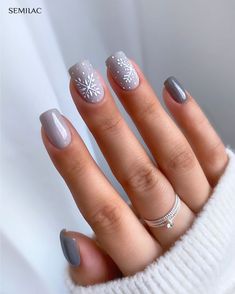 Inspiracji na zimowy manicure nigdy za wiele! Co powiecie na śnieżno-białe płatki śniegu? To klasyk, który skrada serca każdej miłośniczki tej pory roku🤍❄ 326 Foggy Gray Shimmer ❄ 338 Cozy Gray Shimmer ❄ Semi Art White ❄ Top Matt Total No Wipe ❄ Top No Wipe Real Color #winternails #zimowepaznokcie #semilac #winternails2022 #nails2022 #snowflakenails #style #manicure #manicureinspo #uvnails #hybrydowepaznokcie #zimowymanicure #świątecznemani #greynails #coldnails #semilacpl #płatkiśniegu Grey Christmas Nails, Unghie Sfumate, Christmas Gel Nails, Cute Gel Nails, Christmas Nails Acrylic, Short Acrylic Nails Designs, New Year's Nails, Dipped Nails