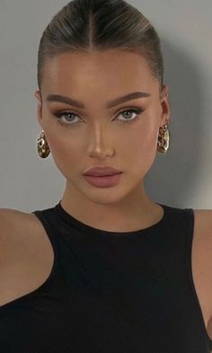 Aug 14, 2021 - This Pin was discovered by Tnisha Carter Chaparro. Discover (and save!) your own Pins on Pinterest Self Love Art, Soft Makeup Looks, Cat Eye Makeup, Smink Inspiration, Dramatic Makeup, Fancy Makeup, Makeup Eye Looks, Nude Makeup