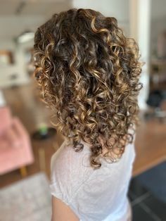 Curly Highlights, Curly Color, Candy Hair, Bob Styles, Hair Game, Long Curly Hair, Long Curly, Blonde Highlights, About Hair