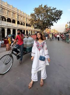 Pakistan Casual Wear, Desi Street Style, Fusion Wear Indian Casual, Rajasthan Outfit Ideas Women, Jaipur Aesthetic Outfits, Jaipur Fits, Outfits To Wear In Jaipur, Desi Casual Outfits, Rajasthan Outfit Ideas