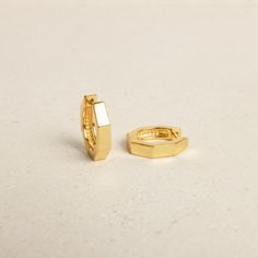 G E O M E T R I C ∙ H U G G I E ∙ H O O P S * Material: High Quality Solid 925 Sterling Silver  * Finish: Sterling Silver ∙ 18K Gold *  Featuring 12.5mm Hexagon Huggie Earrings. * Sold as a pair O T H E R ∙ I N F O R M A T I O N * All items are nicely packaged ready to gift in elegant jewelry boxes. Our jewelry boxes are reusable and recyclable ♡ * Have any questions or need advice on your custom design? Feel free to contact us. We are fast to reply :)  T U R N ∙ A R O U N D ∙ T I M E * This des Small Gold Hoop Earrings, Small Gold Hoops, Baroque Pearl Earrings, H U, Huggie Earrings, Timeless Jewelry, Opal Earrings, Huggie Hoop Earrings, Simple Earrings