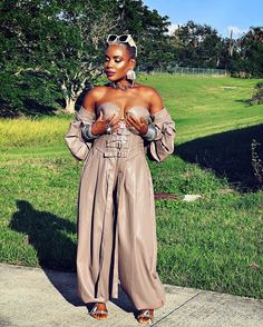 The Queen is here 👸🏿👑 Check out all the jewelry in this FIT on our site 😘🤗