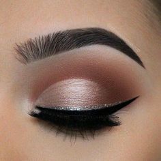 Doe Eyes Make Up, Eyeliner Trends, Light Pink Eyeshadow, Party Eye Makeup, Smokey Eyeliner, Glitter Eyeliner, Eye Makeup Designs