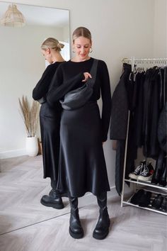 Mode Edgy, Black Satin Skirt, Diagonal Design, Black Skirt Outfits, Winter Skirt Outfit, Chique Outfits, Populaire Outfits, Satin Midi Skirt