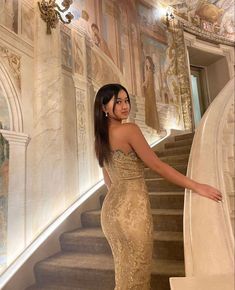 Ball Gown Picture Poses, Formal Photo Ideas Picture Poses, Formal Dress Photoshoot Ideas, Boujee Senior Pictures, How To Pose For Formal Pictures, Formal Dress Poses Instagram, Sitting Poses Dress, Prom Fotoshoot Ideas, Formal Instagram Pictures