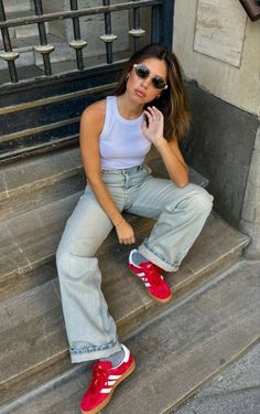 Red Adidas Outfit, Red Sneakers Outfit, Red Shoes Outfit, Adidas Gazelle Outfit, Adidas Samba Outfits, Samba Outfits, Looks Adidas, Platform Tennis Shoes, Jean Beige