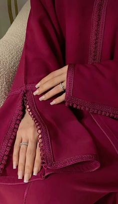 Moroccan djelleba split sleeves Desi Sleeves Design, Moroccan Djellaba For Women, Abaya 2024 Trend, Sleeves Design For Suits, Abaya Sleeves, Moroccan Abaya, Furniture Kitchen Island, Upcycled Kitchen