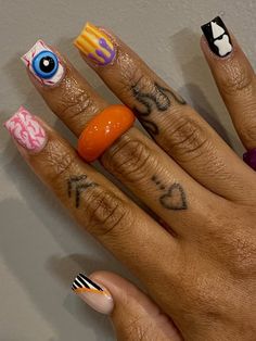 Eccentric Nail Art, Halloween Short Nails Acrylic, Short Halloween Nail Set, Mismatch Nail Art, Monster Eye Nails, Short Graphic Nails, Painted Nails Ideas Polish No Acrylic, Cool Nail Designs For Short Nails, Short Nail Halloween Designs