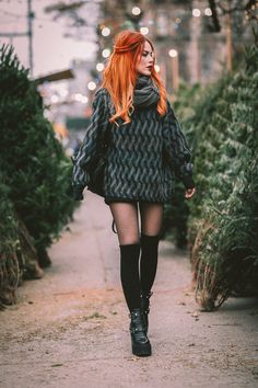 Almost Christmas. - Le Happy : Le Happy Christmas Tree Shopping, Style Dr Martens, Christmas Outfit Inspiration, Almost Christmas, Tokyo Street Fashion, Fashion 90s, Instagram Christmas, Grunge Look, Opaque Tights