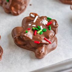 Crockpot Christmas Crack is a super simple treat to make that the whole family will enjoy! Salty peanuts are smothered in peanut butter and creamy chocolate for a sweet snack that is delicious, festive and easy to make! Kids Cooking Crafts, Christmas Crock, Christmas Confections, Peanut Butter Pretzel Bites, Cracked Cookies, Crockpot Christmas, Xmas Goodies, Christmas Finger Foods, White Chocolate Bark