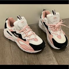 Women’s/Girls Filas Sneakers! Never Worn Only Tried On. Filas Shoes, Fila Shoes For Women, Pink Filas, Fila Platform Sneakers, Platform Sneakers Fila, Fila Women Shoes, Women Oxfords, Tan Outfit, Senior Football