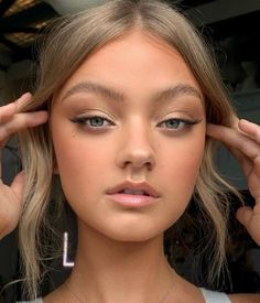 Bronzed Bridal Makeup, Effortless Wedding Hair, Wedding Party Makeup, Go To Makeup, Warm Makeup, Effortless Wedding, Bridal Party Makeup, Evening Eye Makeup, Bronze Eye Makeup