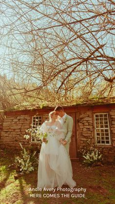 From the rugged Oregon Coast to the majestic Cascade Mountains, discover breathtaking wedding venues in the Pacific Northwest. Imagine exchanging vows with the Pacific Ocean as your backdrop or celebrating amidst towering forests. Find inspiration for your dream wedding in this captivating region. Photo by Andie Avery Photography