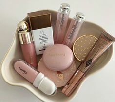 90s Makeup, Makeup Bag Essentials, Smink Inspiration, Makeup Aesthetic, Vintage Makeup, Makeup Obsession, Pink Makeup, Makeup Items, Makeup Pictures