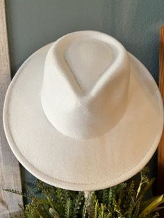 White Wide Brim Costume Hat For Festival, White Wide Brim Festival Hat, Classic White Mini Hat With Curved Brim, White Classic Mini Hat With Curved Brim, Elegant White Fedora With Flat Crown, White Short Brim Hat For Festival, White Brimmed Hat For Festival, White Short Brim Festival Hats, White Fitted Felt Hat With Curved Brim