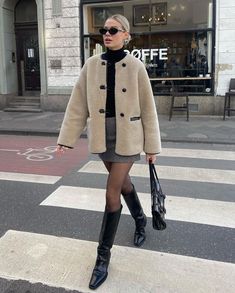 Winter Outfit Styling, Elegant Winter Fashion, Outfits Winter 2024 Women, Winter Day Party Outfit, Rainy Day Outfit 2024, Day To Night Outfit Winter, Dinner Looks Outfit, Paris Day Outfit, Office Look Winter