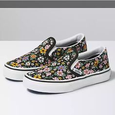 Nwt And Box. A Comfy Pair Of Floral Patterned Sneakers. Size Is Us Juniors 7. I Wear A Size 7 But These Are Slightly Too Big For Me. Rainbow Vans, Floral Vans, Cute Vans, Tenis Vans, Vans Store, Vans Black And White, Print Sneakers, Vans Shop, Kids Fun