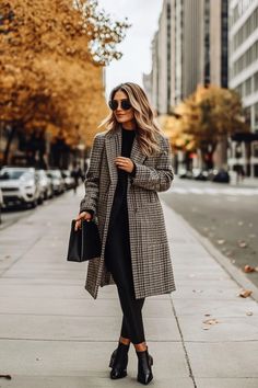 A woman in a stylish coat and sunglasses walks confidently along a city street during autumn. Girly Fall Outfits, Popular Fall Outfits, 2025 Style, Fall Aesthetics, Trends 2025, Cozy Fall Outfits, Stylish Fall Outfits, Chic Fall Outfits, Traditional Styles