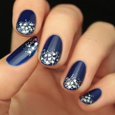 winternägel in dunkelblau mit silbernen glitzern Nail Art Bleu, Ongles Gel Violet, Blue Nail Art Designs, Blue Glitter Nails, Navy Blue Nails, Silver Glitter Nails, Nail Colors Winter, Blue Nail Art, Short Nails Art