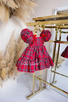 Welcome to the world of exquisite children's holiday dresses - sophisticated and elegant outfits that make every celebration special. Our children's holiday dresses with knee-length and voluminous sleeves are the perfect choice for the little fashionistas who want to shine at any event. Grace and Elegance. Our dresses are crafted from the finest materials, providing them with incredible lightness and breathability. Voluminous sleeves add a touch of aristocracy to the look, while intricate details make your child a true princess.  Variety of Styles and Colors. Our range includes dresses to suit every taste - from classic options in whites and creams to more vibrant colors that captivate the imagination. You'll surely find a dress that matches your style and color palette. Our dresses are de Elegante Outfits, Red Plaid Christmas, Dress For Christmas, Baby Birthday Dress, Trendy Christmas Outfits, Draping Fashion, Puff Dress, Voluminous Sleeves, Short Puff Sleeve