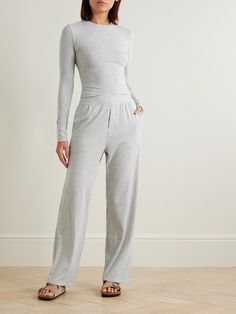 SKIMS' 'Boyfriend' pants are so comfortable for lounging at home. They’re made from soft modal and cotton-blend jersey with a hint of stretch for extra flexibility and have an elasticated waistband. Wear yours with one of the collection’s loose tees. Matching Comfy Set, Women’s Loungewear, Light Gray Outfit, Skims Sweatpants, Elegant Lounge Wear, Athletic Lounge Wear, Lounge Set Outfit, At Home Clothes, About Boyfriend