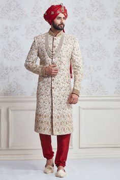 a man wearing a white and red sherwa