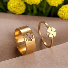 Reinvent your style and bring a breath of fresh air to your look with this set of two coordinated and adjustable rings. Their attractive design and clover-shaped decoration will captivate attention and adapt to any style. 🌟 Composition: Premium 316L stainless steel with a gold finish. ☑️ Aesthetic design ☑️ Water resistant, does not tarnish ☑️ Anti-allergic ☑️ Eco-responsible: fully recyclable materials 🌟 Adjustable size: designed to easily adjust to each finger. These unique and matching ring Finish Aesthetic, Clover Rings, Vintage Clover, Matching Couple Rings, Clover Ring, Friendship Ring, Charm Ring, Couples Ring Set, Friendship Rings