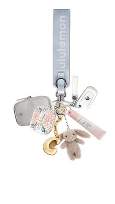 Cool Girl Keychain, Lululemon Keychain Aesthetic Ideas, Lulu Lemon Keychain Aesthetic, Keychain Aesthetic Car Keys, Lululemon Keychain Ideas, Lululemon Keychain Aesthetic, Cute Car Keys Keychains Ideas, Bag Keychain Aesthetic, Aesthetic Car Keys