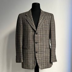 Conpar men's pure virgin wool blazer, vintage 90s. The size is a 48, houndstooth pattern in shades of grey, green, black and brown. Gray buttons, lightly padded shoulder straps, lined, it is a quality garment made in Italy. There is a first label which shows the name of the brand and a second which indicates the origin of the fabric: the Fratelli Tallia di Delfino wool mill, historical Italian excellence. In perfect condition, it only has a few small stains and a few scattered marks on the linin 90s Blazer, Houndstooth Pattern, Grey Green, Wool Blazer, Shades Of Grey, Vintage Stil, Vintage 90s, Vintage Men, Shoulder Straps