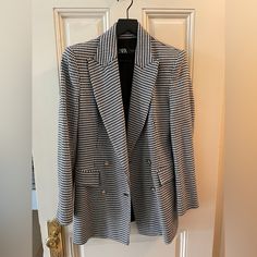 Beautiful Houndstooth Women’s Blazer From Zara. Features Include - Double Breasted, Black And White, Gold Buttons, Shoulder Pads. Size Medium - Never Worn Before! Elegant Houndstooth Outerwear For Work, Elegant Double-breasted Houndstooth Outerwear, Classic White Houndstooth Blazer, Black Tweed Jacket With Houndstooth Pattern For Work, Elegant Houndstooth Outerwear For Office, Elegant Houndstooth Office Outerwear, Chic Houndstooth Outerwear For Office Wear, Elegant Office Outerwear With Houndstooth Pattern, Zara Houndstooth Blazer For Fall