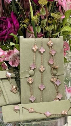 Van Cleef Set, Pink Van Cleef, Van Cleef Aesthetic, Summer Outfits Girly, Jewelry Van Cleef, Van Cleef Necklace, Lucky Flower, Van Cleef And Arpels Jewelry, Gold Jewels Design