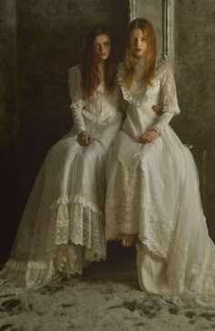 Angela and Rachel Women In White, Southern Gothic, White Dresses, Mode Vintage, Historical Fashion, Victorian Era, Victorian Fashion