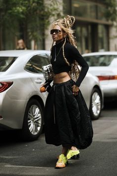 Black Fashion Week Outfit, 2024 Street Style, New York Outfits, Fashion Week Outfit, New York Fashion Week Street Style, Nyc Street Style, Nyfw Street Style, Street Style Edgy, Looks Street Style