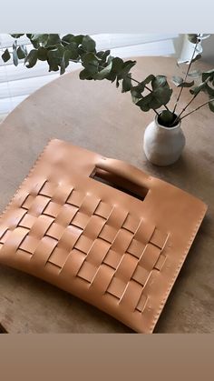 Diy Leather Tote, Leather Bag Tutorial, Leather Working Patterns, Woven Leather Tote, Woven Clutch, Curated Closet, Woven Leather Bag, Bags Ideas, Leather Diy Crafts